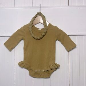 KATE QUINN EUC 100% Organic Cotton Neutral Ruffle Bubble Matching Headband